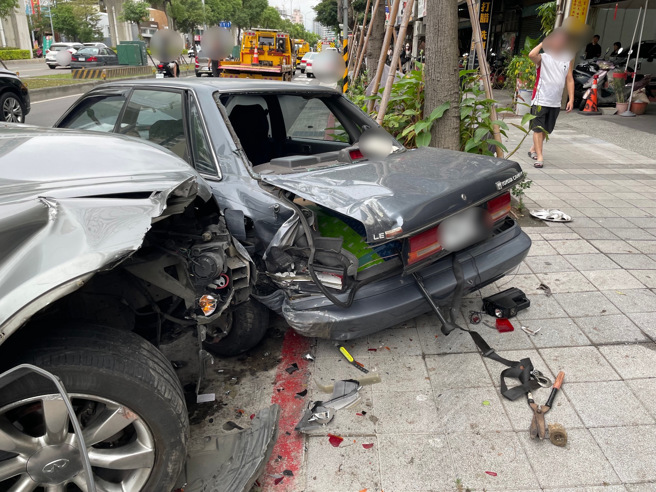 影》恍神酿祸？新庄男猛撞「3大2小车」，2骑士受伤送医。(叶庭欣/翻摄)