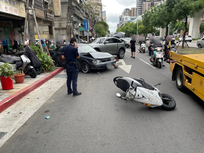 影》恍神酿祸？新庄男猛撞「3大2小车」，2骑士受伤送医。(叶庭欣/翻摄)