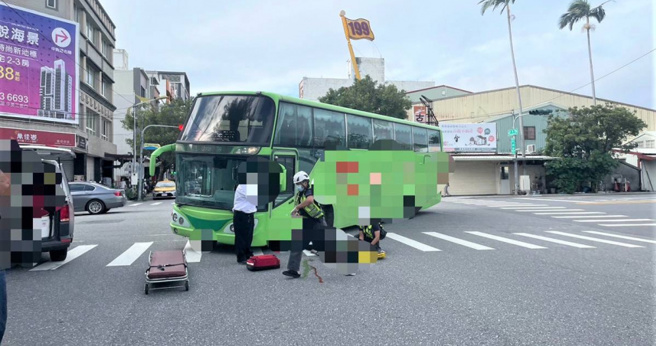 花蓮92歲老翁過馬路，遭遊覽車撞倒昏迷送醫。（圖／民眾提供）