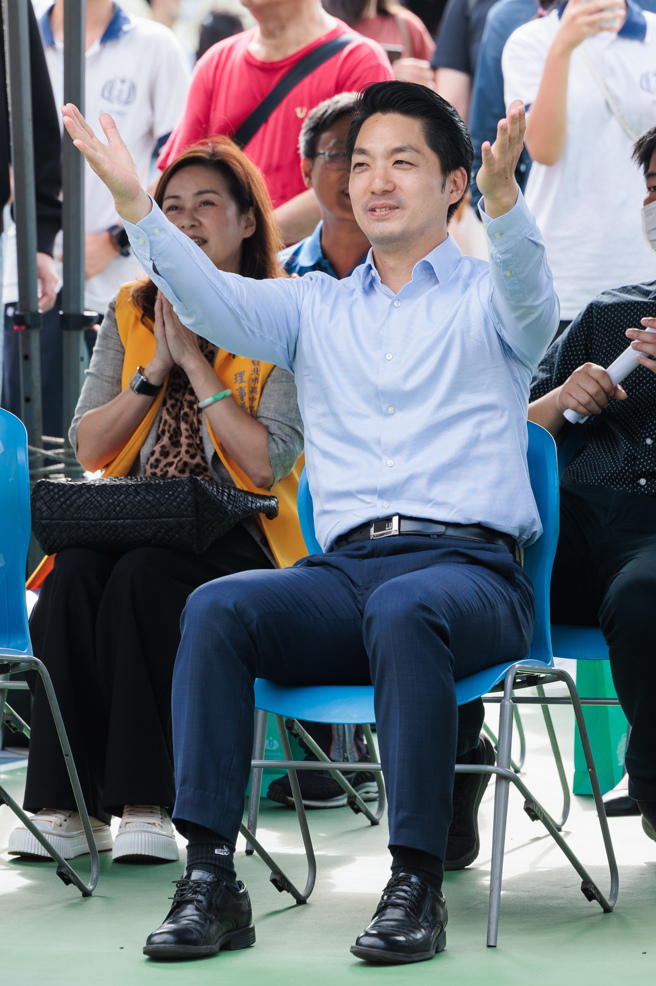 台北市立中正高中11日迎创校60周年校庆，台北市长蒋万安（见图）出席表示，自己跟中正高中有点渊源，高中补习时跟隔壁的中正高中女同学互动频繁，还开玩笑说「这不能告诉我太太」(郭吉铨摄）