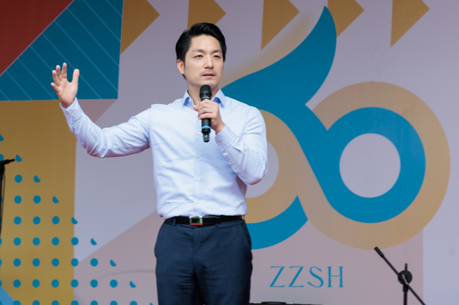 台北市立中正高中11日迎创校60周年校庆，台北市长蒋万安（见图）出席表示，自己跟中正高中有点渊源，高中补习时跟隔壁的中正高中女同学互动频繁，还开玩笑说「这不能告诉我太太」(郭吉铨摄）