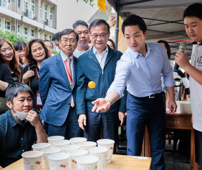 台北市立中正高中11日迎创校60周年校庆，台北市长蒋万安（前中）出席参与趣味竞赛与现场嘉宾同乐(郭吉铨摄）