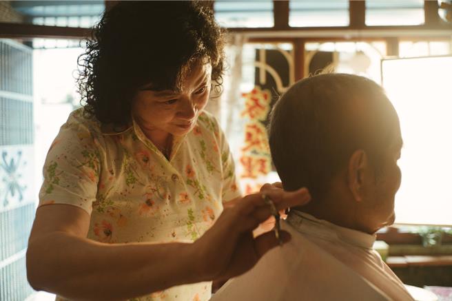 陸小芬在《本日公休》中傳神地演繹了理髮店老闆娘。（威視提供）