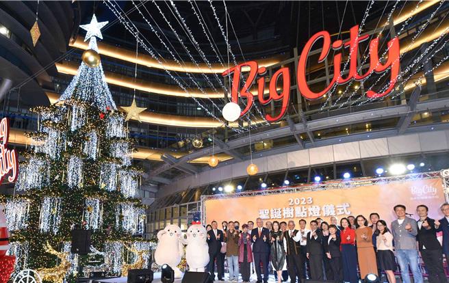 Big City远东巨城购物中心11日晚间举行年度耶诞树点灯仪式，漫天灯海充满温暖耶诞氛围。（巨城提供／陈育贤新竹传真）