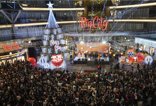 Big City远东巨城购物中心11日晚间举行年度耶诞树点灯仪式，漫天灯海充满温暖耶诞氛围。（巨城提供／陈育贤新竹传真）