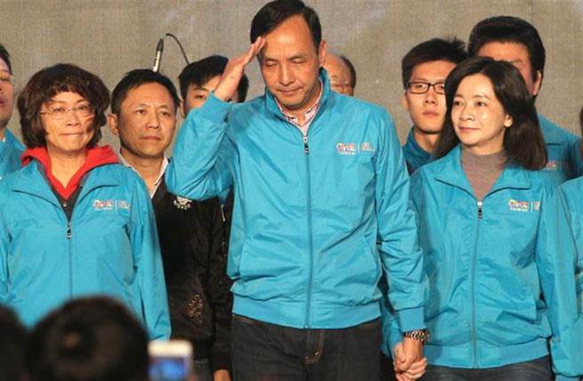 郭正亮指出，蓝白合破局，会导致蓝营立委候选人无法争取民眾党支持者选票、得票率被拉低，如2016年「换柱」后国民党分裂，政党票比总统得票还低的情况。图为2016年大选国民党败选当晚，国民党主席朱立伦宣布请辞党主席。(报系资料照/陈麒全摄)