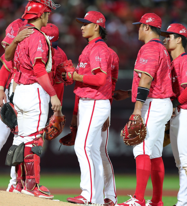 味全龙徐若熙（中）。（季志翔摄）