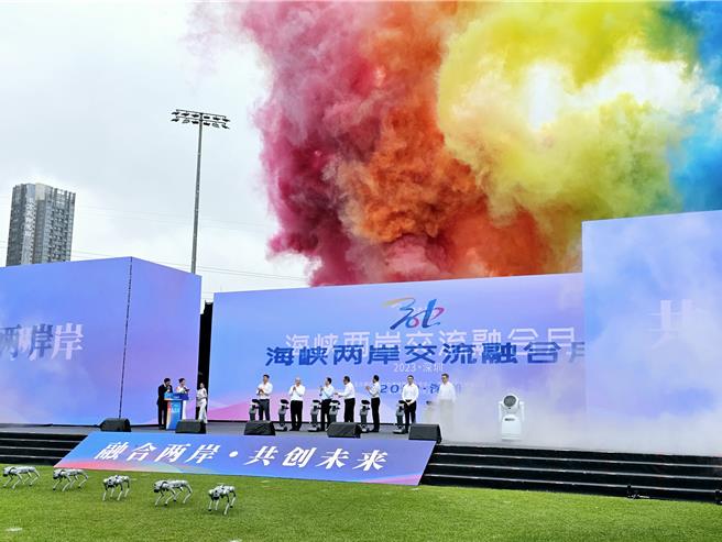 以「融合两岸・共创未来」为主题的海峡两岸交流融合月启动仪式今天（11日）上午在深圳举行，两岸各界人士和青少年2000余人参加。（蓝孝威摄）