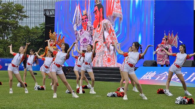 以「融合两岸・共创未来」为主题的海峡两岸交流融合月启动仪式今天（11日）上午在深圳举行，两岸各界人士和青少年2000余人参加。啦啦队女孩展现青春动感舞蹈。（蓝孝威摄）