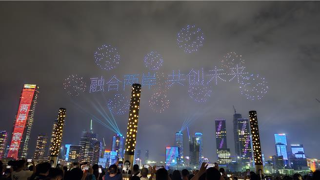 第四届海峡两岸学生棒球联赛总决赛今天上午在深圳市南山区8个球场开赛，本届赛事将持续至18日。赛事期间，深圳南山人才公园今晚举行无人机表演。（蓝孝威摄）