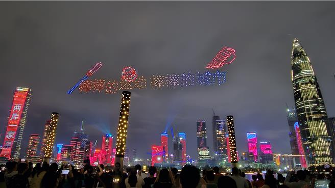 第四届海峡两岸学生棒球联赛总决赛今天上午在深圳市南山区8个球场开赛，本届赛事将持续至18日。赛事期间，深圳南山人才公园今晚举行无人机表演。（蓝孝威摄）