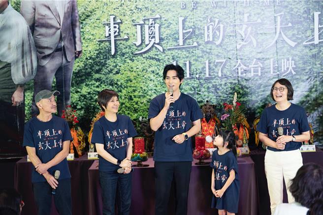 周渝民（右二）对童星张络扉（前排）疼爱有加，令现场粉丝十分羡慕。（甲上娱乐提供）