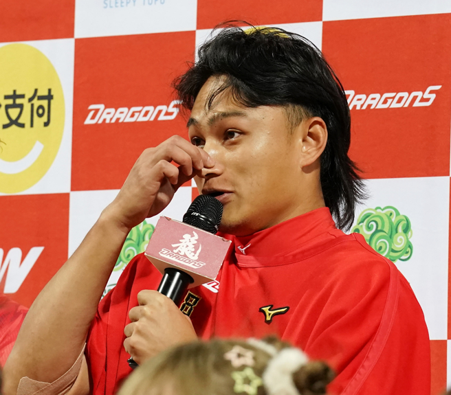 職棒總冠軍Game5樂天與味全之戰，味全先發投手徐若熙主投7局無失分拿下勝投與單場MVP，在頒獎典禮上他忍不住內心的激動而掉淚。（圖／中時資料照，季志翔攝）