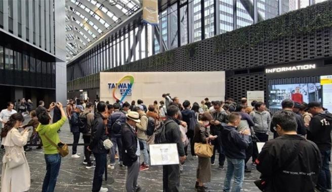 日本台湾形象展最后一天逢周末假日吸引大批人潮前往观展。图／贸协提供