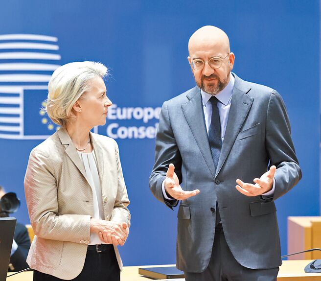 歐盟執委會主席范德賴恩（左）與歐盟理事會主席米歇爾。（新華社）