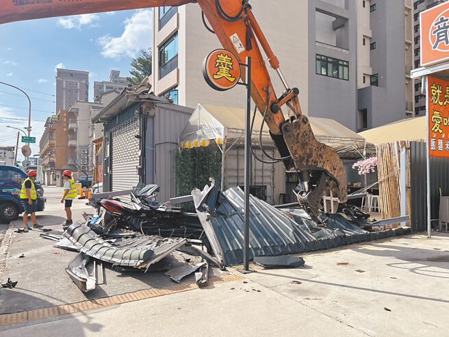 桃園市八德擴大重劃區內有家日式居酒屋，半夜太吵雜擾民，由於屢勸不改，市府10日派怪手強制拆除。（桃園市建管處提供／陳夢茹桃園傳真）