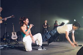 梁文音高雄开唱侧腰挖空惊「要露奶了」！与罗时丰PK伏地挺身战况出炉