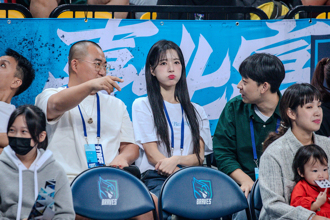 PLG》「最甜外援」抵台 李晧祯场边看球超吸睛