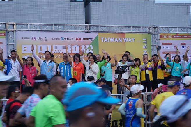被誉为全台最有人情味的彰化田中米仓马拉松今日清晨6点开跑，沿途热情的啦啦队及能「边吃边跑一路吃到饱」的补给品，吸引海内外超过1万7000名跑者齐聚。（吴建辉摄）