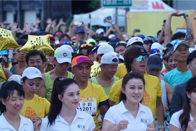 董事长乐团吉董（2排右2）、艺人小马（2排左2）也带着团员、太太来参加田中马。（吴建辉摄）