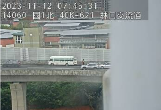 巴士因车辆故障停靠路肩。（翻摄「1968即时路况」）