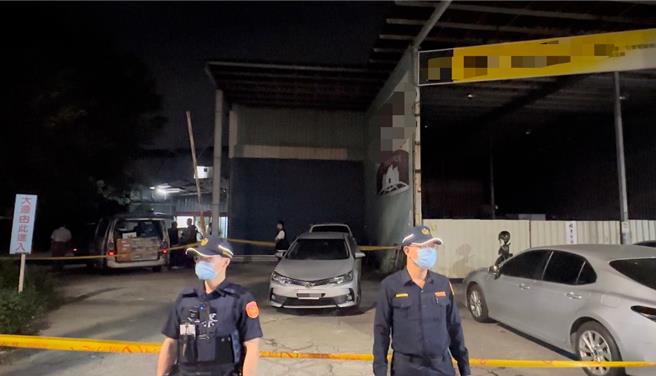 高雄大社區中山路一處鐵皮屋於11月11日晚間10時許發生命案，警方到場蒐證。（翻攝照片／林瑞益高雄傳真）