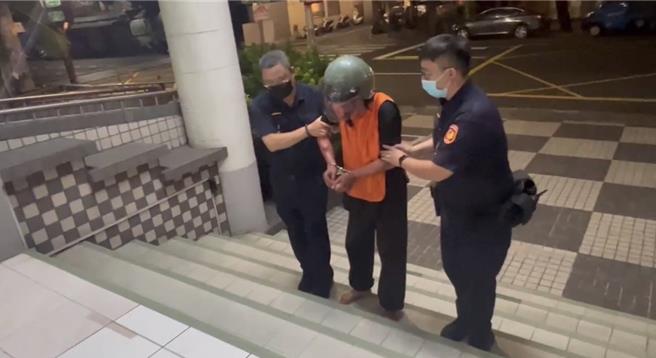 高雄大社區中山路一處鐵皮屋於11月11日晚間10時許發生命案，警方帶回凶嫌郭男（中）調查。（翻攝照片／林瑞益高雄傳真）