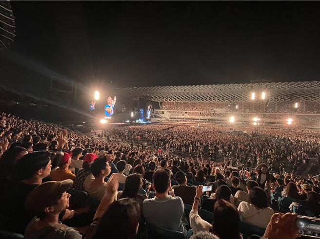 搖滾Coldplay酷玩樂團11日於高雄世運主場館舉辦演唱會。（高市交通局提供／楊舒婷高雄傳真）
