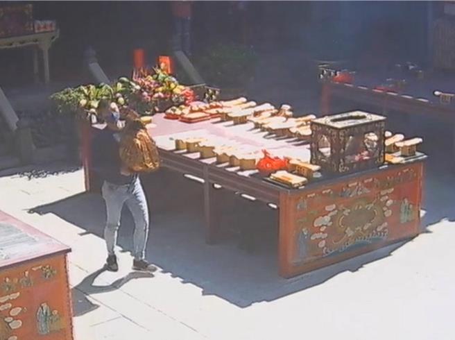 新北市三重區許姓男子日前以假資料向彰化縣鹿港天后宮申請作客媽祖後，網拍牟利。（鹿港天后宮提供／孫英哲彰化傳真）