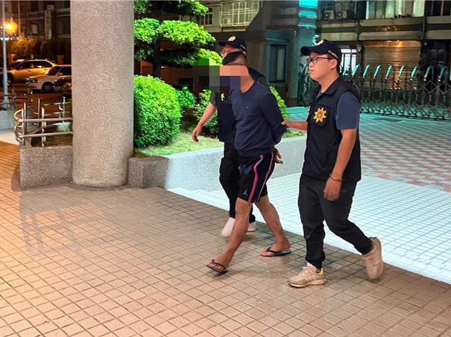 新北市三重區許姓男子日前以假資料向彰化縣鹿港天后宮申請作客媽祖後網拍牟利，11日他在住處遭警方逮捕到案。（警方提供／孫英哲彰化傳真）