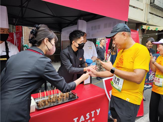 田中马的赞助厂商王品牛排和西堤牛排也提供牛排补给。（吴建辉摄）