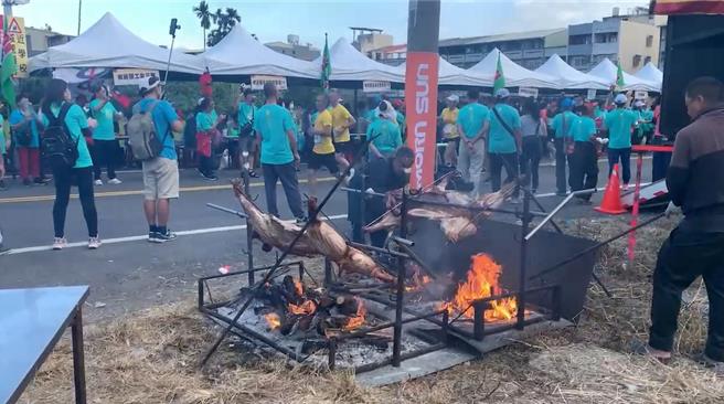 有热情的民眾准备烤乳猪到现场让民眾吃免惊。（民眾提供／吴建辉彰化传真）