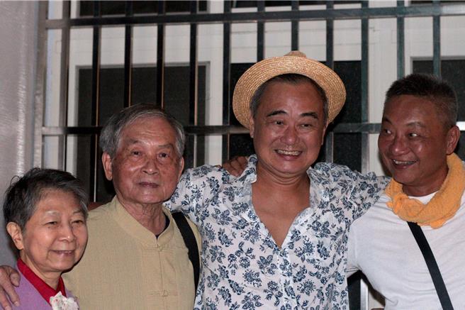 陈升(右二)重返母校开唱，弟弟（右）及教务主任夫妇到场力挺。（新乐园制作提供）