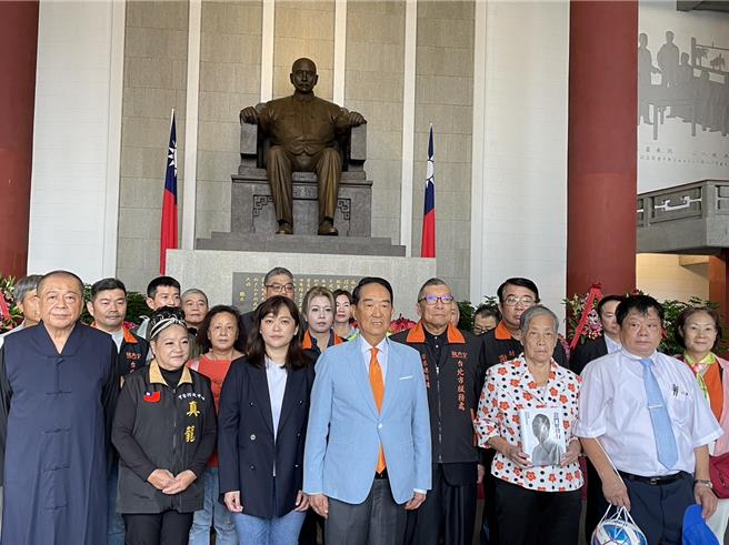 亲民党主席宋楚瑜今赴国父纪念馆，纪念国父孙中山诞辰158周年，他会后被问及蓝白合议题，宋表示，「连蓝军都不能好好整合，谈何容易？还要跟其他政党整合」。（蔡雯如摄）
