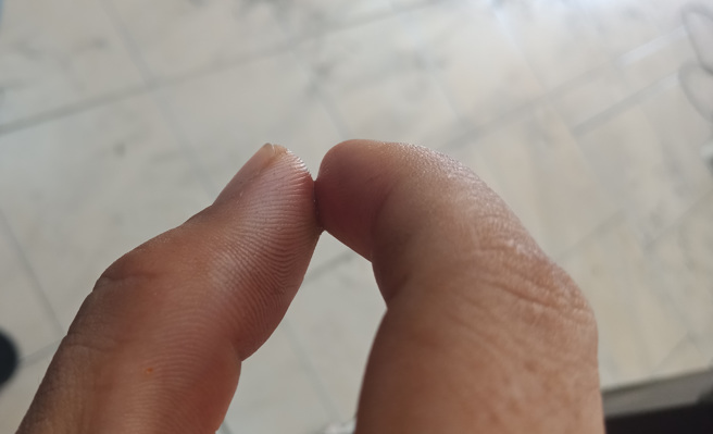 雙手不慎沾到三秒膠，若去除不當恐造成皮膚傷害。（圖／示意圖，達志影像）