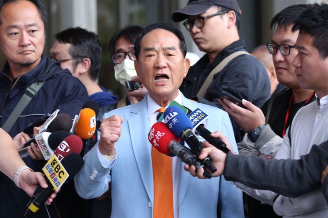 12日是国父孙中山诞辰158周年纪念日，亲民党主席宋楚瑜（中）前往台北市国父纪念馆，向国父铜像献花致敬。宋楚瑜在接受媒体联访时，左批蓝右打绿，呼吁民眾将政党票投给亲民党，让亲民党能重返国会。（黄世麒摄）