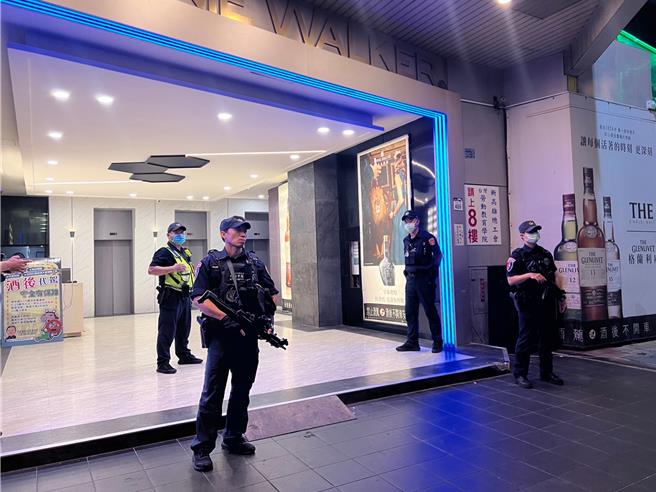 高雄新興區一處大樓於10日清晨5點發生一起聚眾鬧事事件，隔日新興分局搜查該大樓。（高市新興分局提供／楊舒婷高雄傳真）