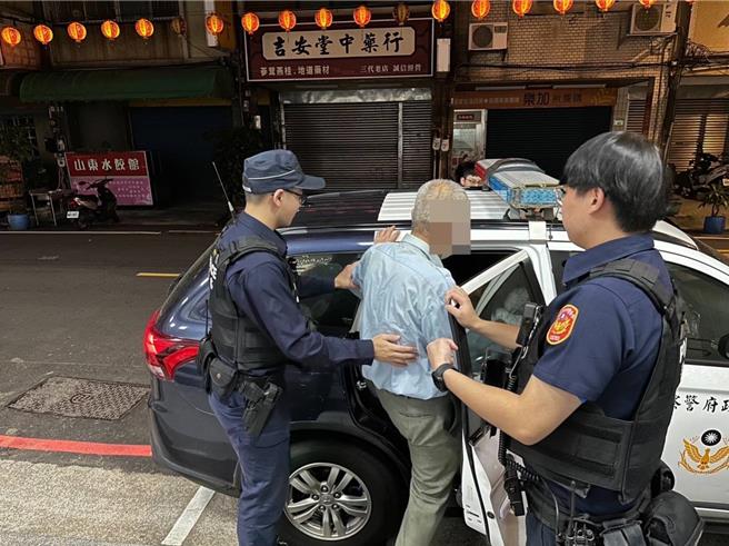 74岁王姓老翁住在新北淡水，11日清晨5时许搭车到迴龙要办事，但迷路从桃园龟山往桃园方向步行直至深夜，桃园警方发现其住淡水竹围，将其护送返家。（翻摄照片）