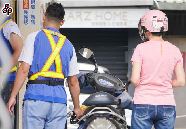 國際油價下跌，台灣中油宣布13日凌晨零時起汽、柴油各調降0.1元。(本報資料照片)