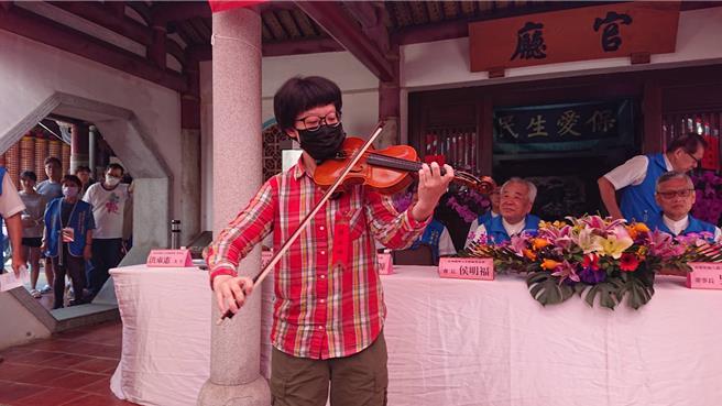 台北教育大学4年级的赖依琳12日参加台南市大观音暨祀典兴济宫的奖学金颁发仪式，她现场以拿手的小提琴演奏，作为报答。（程炳璋摄）