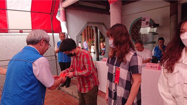 台北教育大学4年级的赖依琳12日参加台南市大观音暨祀典兴济宫的奖学金颁发仪式，赖依琳（右三）领取奖助学金。（程炳璋摄）