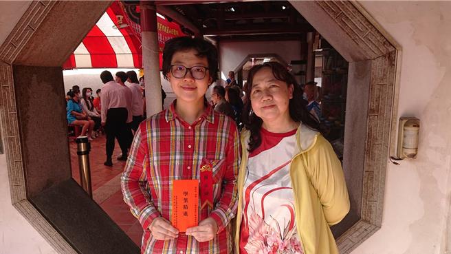 台北教育大学4年级的赖依琳12日参加台南市大观音暨祀典兴济宫的奖学金颁发仪式，赖母（右）讲述从小如何栽培女儿赖依琳（左）的辛苦过程。（程炳璋摄）