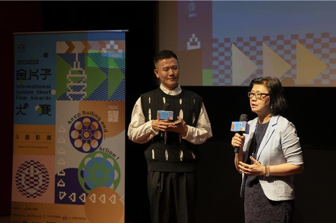 影展开幕式主持人杨达敬（左）邀请影委会饶紫娟总监上台给予新生代影人鼓励。（影委会提供）