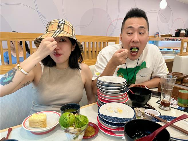 余祥銓（右）陪著孕妻吃不停。（鴻凱娛樂提供）