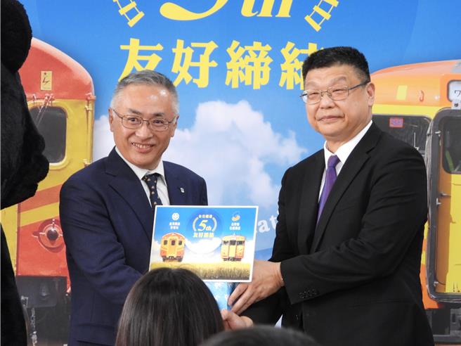台铁局长杜微（右）也到场，与日本长野县沿线代表及信浓铁道社社长一起庆祝2站缔结姐妹站5周年。（台铁局提供／吴建辉彰化传真）