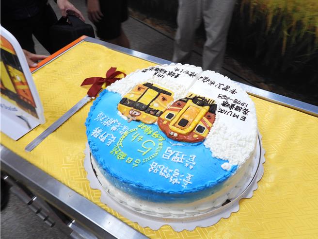  台铁还准备双方列车涂装的造型蛋糕。（台铁局提供／吴建辉彰化传真）