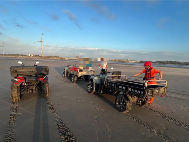 海巡署中部分署第三岸巡队接获，民眾于11日在大安滨海乐园虹桥南岸从事水域活动时，驾驶自用载物搬运车并深陷沙滩，立即以「脱困沙板」协处脱困。（海巡署中部分署第三岸巡队提供／张妍溱台中传真）