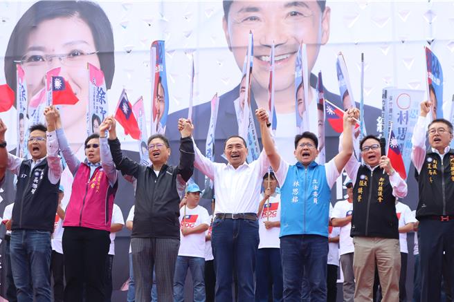 国民党新竹县党部举办总统、立委参选人竞总成立造势大会，眾人在舞台上吶喊寻求民眾支持，左起县议员吴旭智、立委参选人徐欣莹、新竹县长杨文科、总统参选人侯友宜、立委参选人林思铭、议长张镇荣、副议长王炳汉。（邱立雅摄）