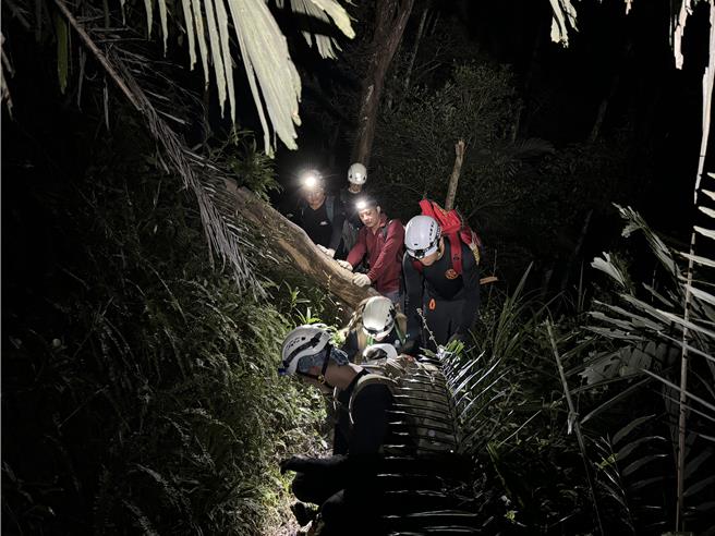 消防人员到场救援。（民眾提供／李京升苗栗传真）