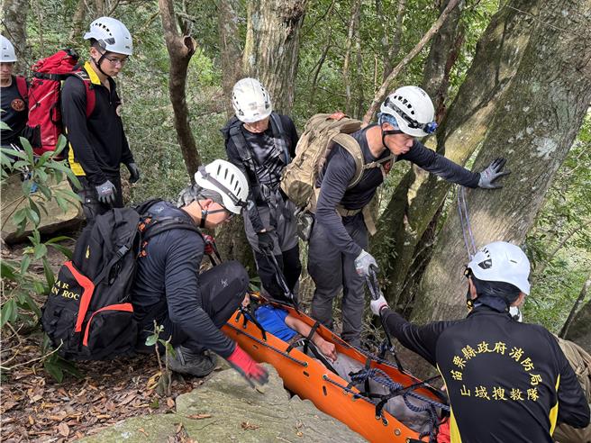 消防人员以人力搬运受伤男子。（民眾提供／李京升苗栗传真）